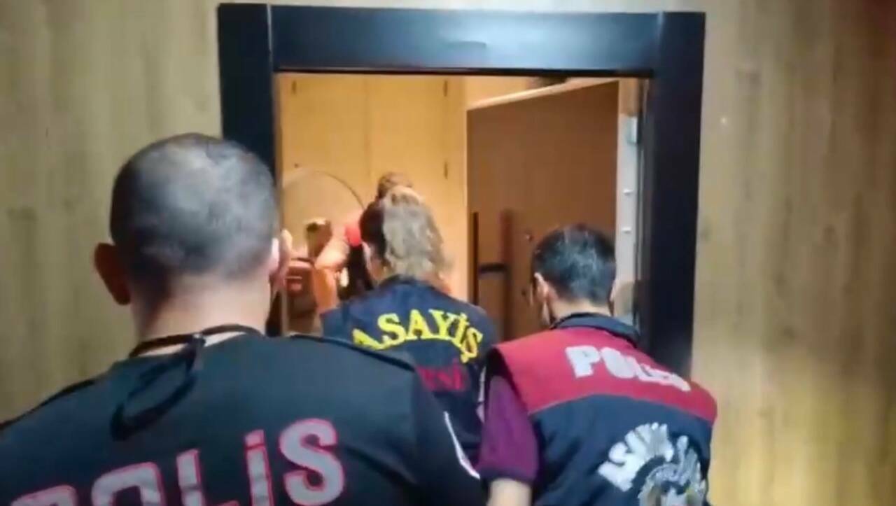 Bursa'da dev şebeke çökertildi! Patates hatlarla vurgun yapmışlar 3 internetten arac satanlari 4 milyon tl dolandiran 17 supheli yakalandi 54b759bd11fd