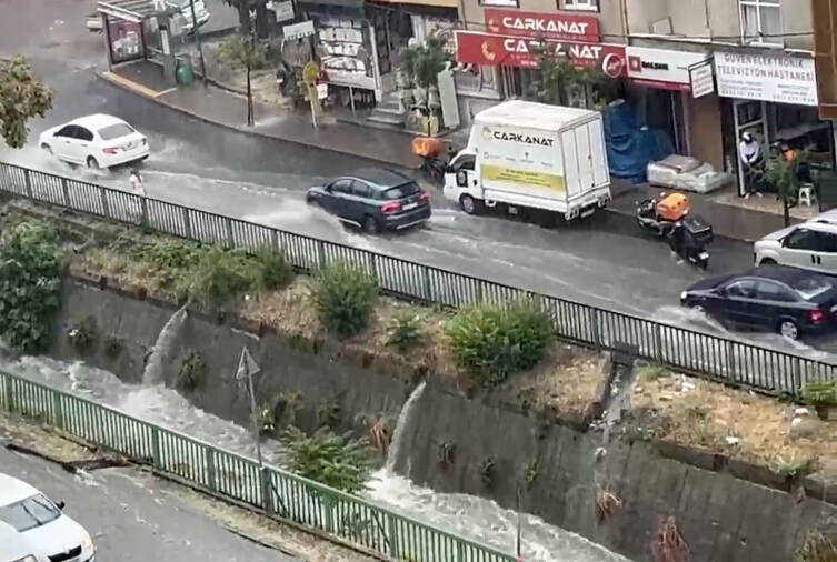 İstanbul'da yağış felç etti: Yollar göle döndü 1 istanbulda yagis felc etti yollar gole dondu 0042d3cc3730