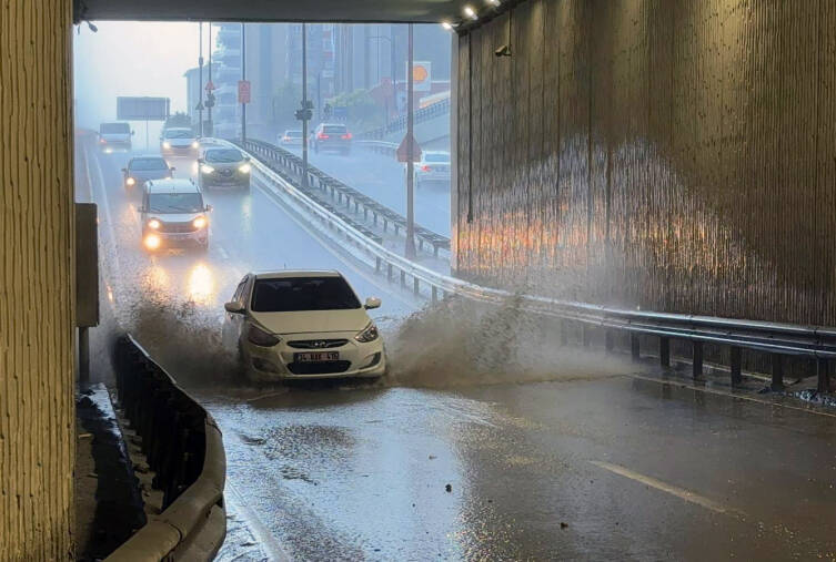 İstanbul'da yağış felç etti: Yollar göle döndü 2 istanbulda yagis felc etti yollar gole dondu 19ffeecbe475