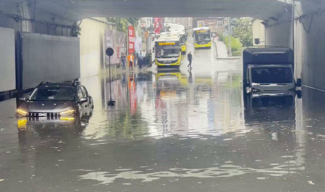 İstanbul’da yağış felç etti: Yollar göle döndü İstanbul'da etkili olan sağanak nedeniyle Beşiktaş, Şişli ve Fatih başta