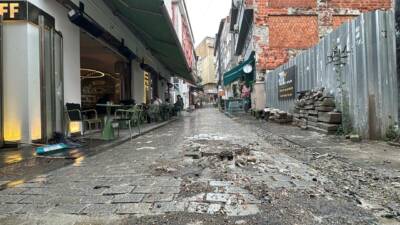 İstanbul'un bazı ilçelerinde etkili olan sağanak nedeniyle Üsküdar'daki Gastronomi Sokağı