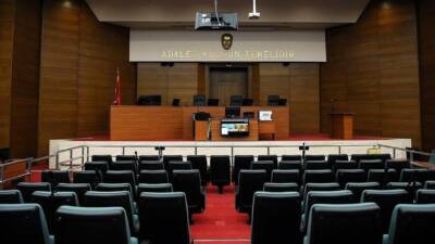 İzmir'de, icra dosyasını öne aldırma karşılığında rüşvet aldıkları iddia edilen