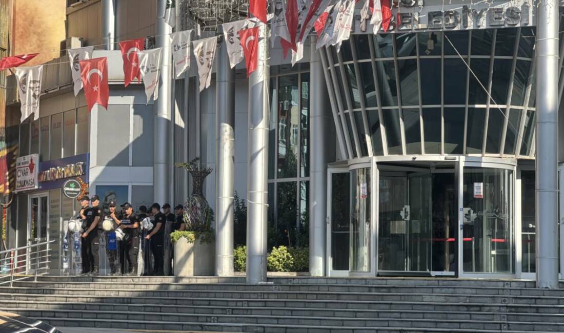 İzmit Belediyesi’ne yolsuzluk soruşturması: Başkan ve eşi gözaltında İstanbul Cumhuriyet Başsavcılığı, İzmit Belediyesine yönelik yürütülen yolsuzluk soruşturması kapsamında,