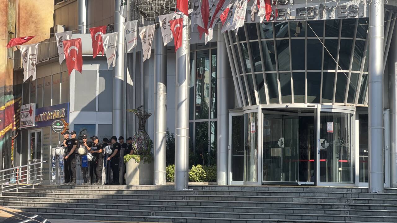 İzmit Belediyesi'ne yolsuzluk soruşturması: Başkan ve eşi gözaltında 1 izmit belediyesine yonelik yolsuzluk sorusturmasinda 28 supheli gozaltina alindi e9ace7f881ed