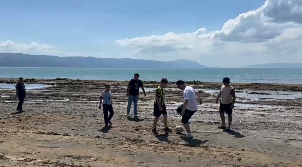 Bursa'da kuraklığın vurduğu bölge bakın şimdi ne oldu 1 iznik golunde iskelenin karada kaldigi alan cocuklara futbol sahasi oldu 4966473dd24f