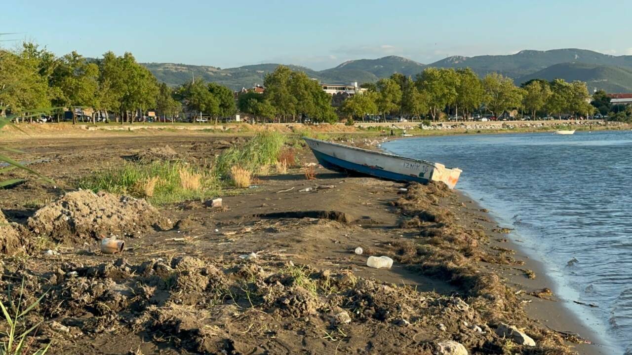 Bursa'da kuraklığın vurduğu bölge bakın şimdi ne oldu 3 iznik golunde iskelenin karada kaldigi alan cocuklara futbol sahasi oldu 551c40070773
