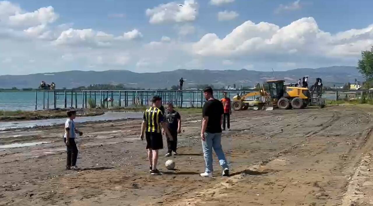 Bursa'da kuraklığın vurduğu bölge bakın şimdi ne oldu 10 iznik golunde iskelenin karada kaldigi alan cocuklara futbol sahasi oldu 6e4ef86e9932