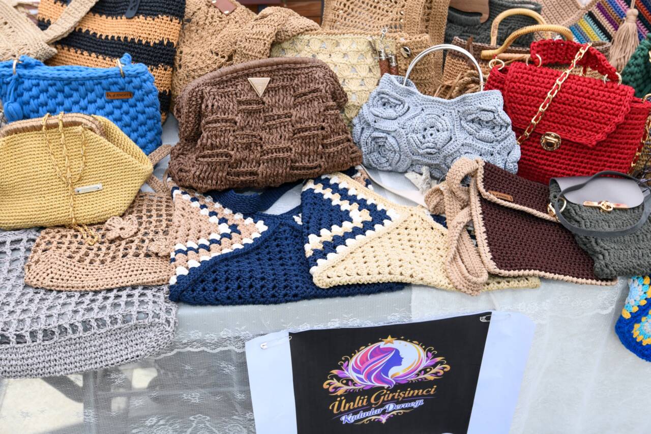 Bursa manzaralı meydanda 'kadın emeği' vitrine çıktı! 14 Bursa'daki bu meydanda 'kadın emeği' var!