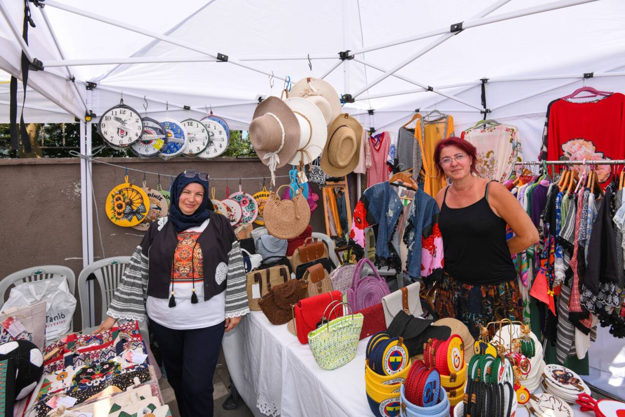 Bursa manzaralı meydanda 'kadın emeği' vitrine çıktı! 2 Bursa'daki bu meydanda 'kadın emeği' var!