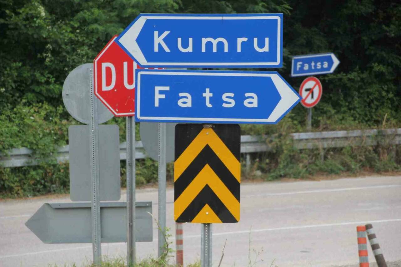 Kavşakta tam 29 tabela var! Sürücüler ne yapacağını şaşırıyor 5 kavsakta tam 29 tabela var surucule ne yapacagini sasiriyor 1f69a7f9cfd3