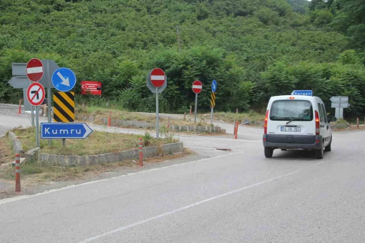 Kavşakta tam 29 tabela var! Sürücüler ne yapacağını şaşırıyor 6 kavsakta tam 29 tabela var surucule ne yapacagini sasiriyor 631d2bd02080