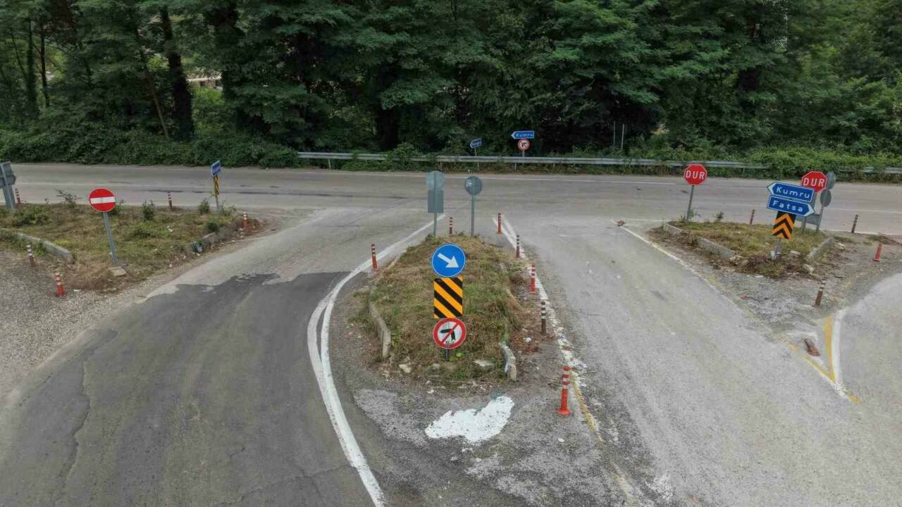 Kavşakta tam 29 tabela var! Sürücüler ne yapacağını şaşırıyor 3 kavsakta tam 29 tabela var surucule ne yapacagini sasiriyor 98692cc4dd54
