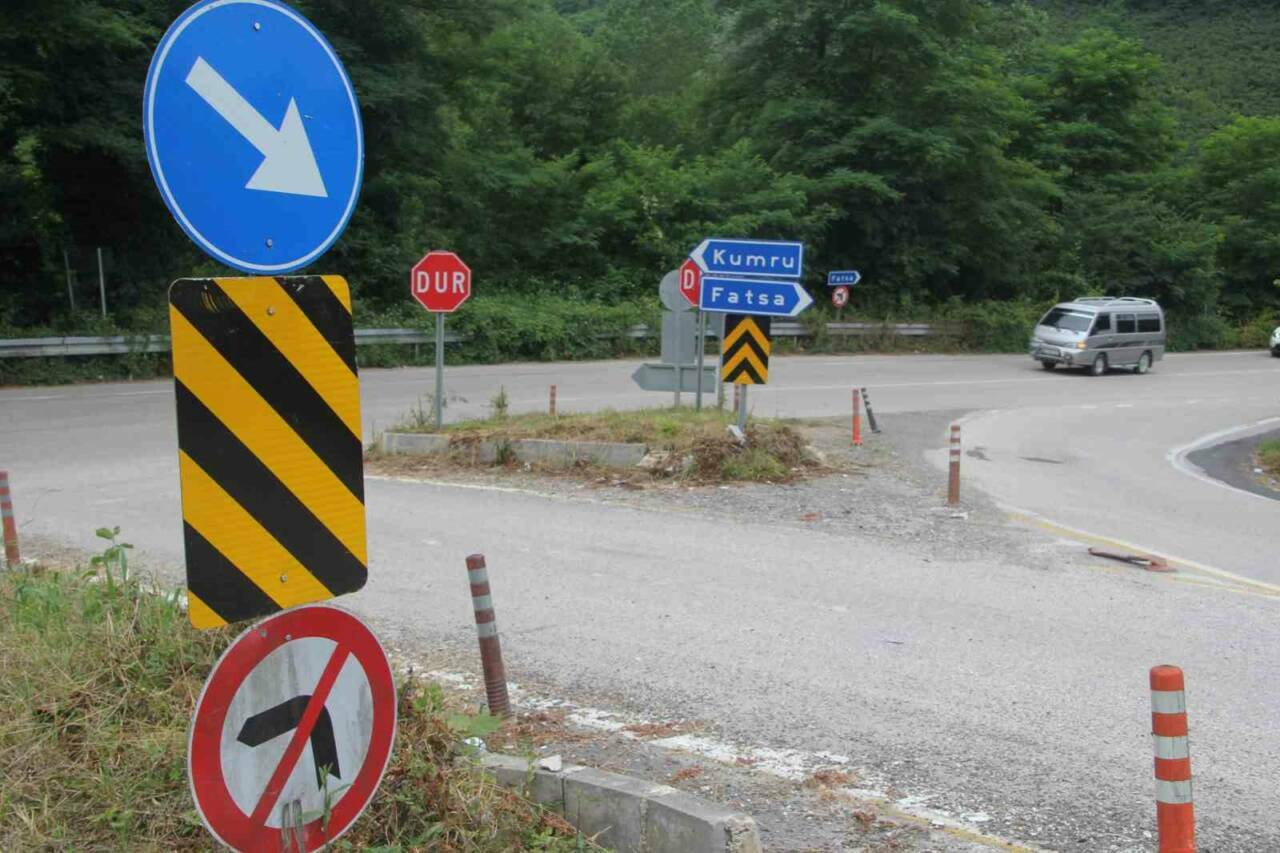 Kavşakta tam 29 tabela var! Sürücüler ne yapacağını şaşırıyor 4 kavsakta tam 29 tabela var surucule ne yapacagini sasiriyor b90270e54734