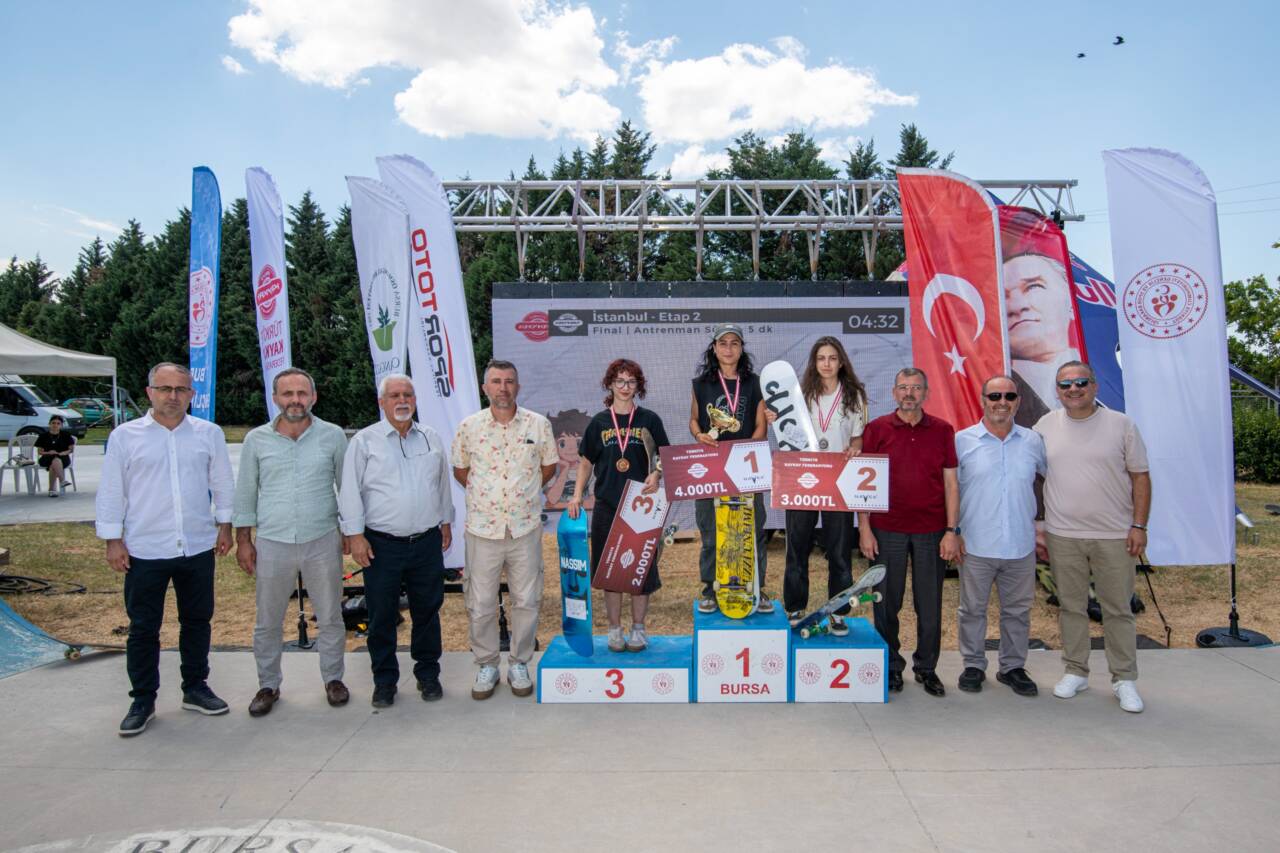 Türkiye’nin en iyi kaykaycıları Bursa'da! Sukaypark’ta nefes kesen yarış 8 Türkiye’nin En İyi Kaykaycıları Osmangazi’de Nefes Kesti (Görüntülü)