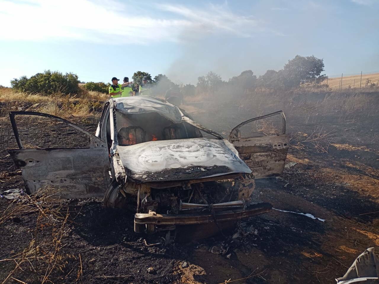 Kaza yapan otomobildeki yangın otluk alana sıçradı 1 kaza yapan otomobildeki yangin otluk alana sicradi 1fc1107ce254