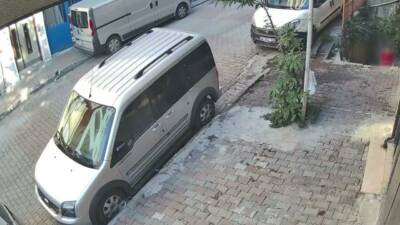 İstanbul Kağıthane'de çocukların bir binanın duvarında lastik yakması nedeniyle yangın