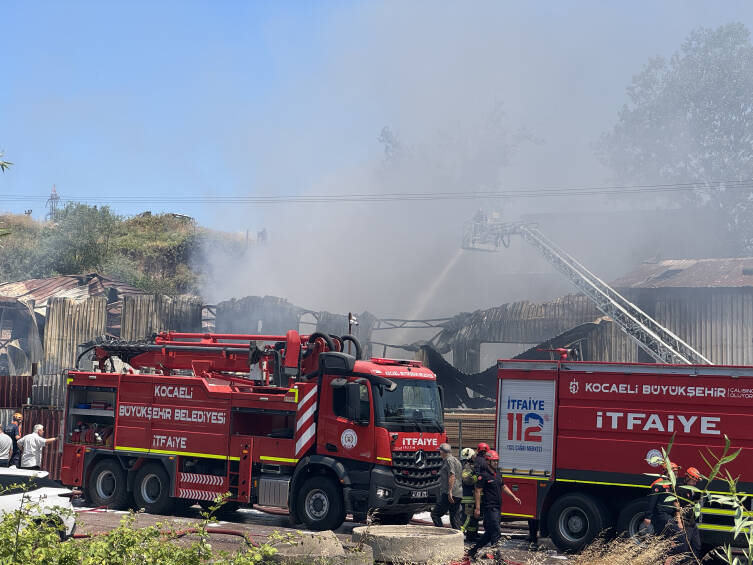 Kocaeli'de yangın: 1 ölü, 2 yaralı! 1 kocaelide yangin 1 olu 2 yarali 6c2437a46add