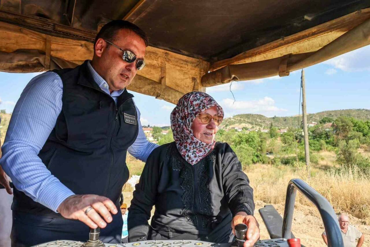 Köyünün sıcak asfaltını 73 yaşındaki Emine teyze döktü 1 koyunun sicak asfaltini 73 yasindaki emine teyze doktu 1643e1d033e1