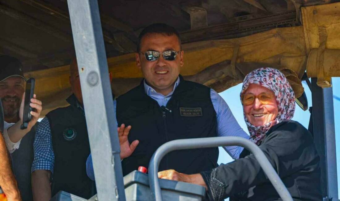 Köyünün sıcak asfaltını 73 yaşındaki Emine teyze döktü Bilecik merkeze bağlı Yeniköy’de Bitümlü Sıcak Karışım (BSK) asfalt çalışmasına