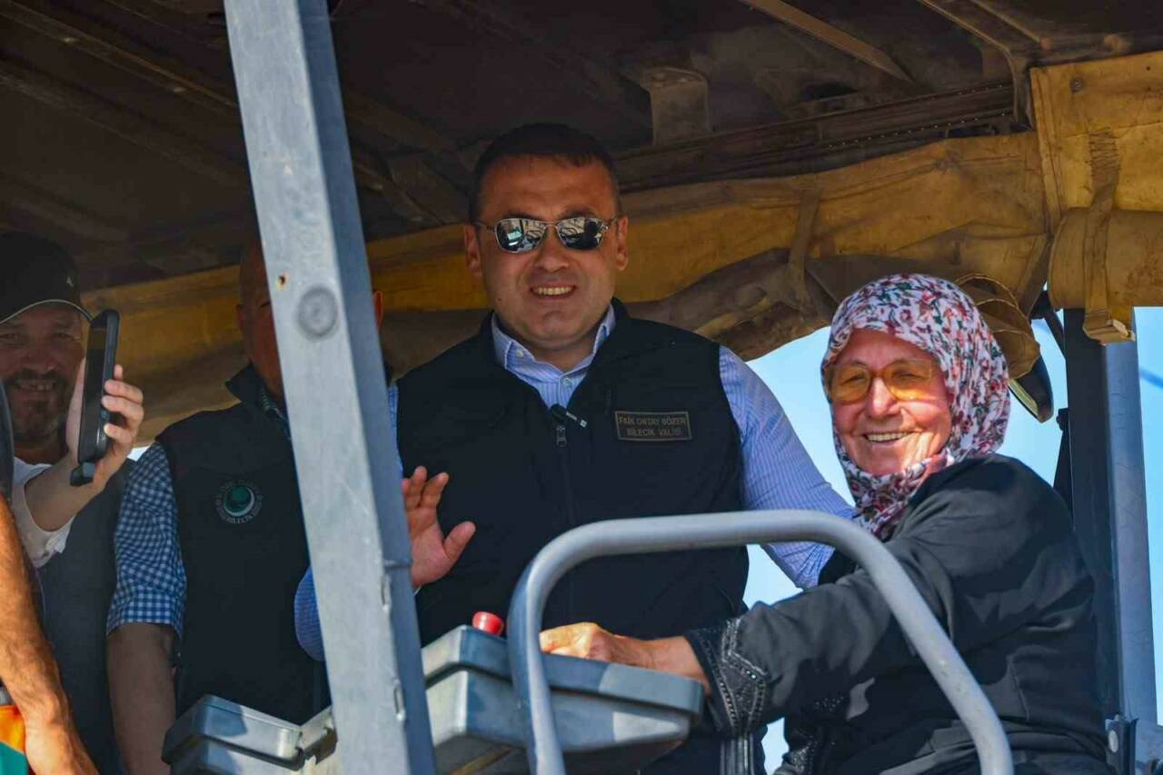 Köyünün sıcak asfaltını 73 yaşındaki Emine teyze döktü 3 koyunun sicak asfaltini 73 yasindaki emine teyze doktu ca07b760bbd6