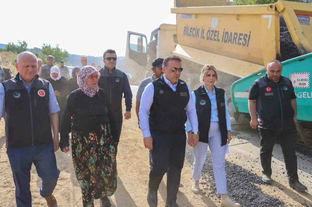Köyünün sıcak asfaltını 73 yaşındaki Emine teyze döktü 2 koyunun sicak asfaltini 73 yasindaki emine teyze doktu d95b77c75695