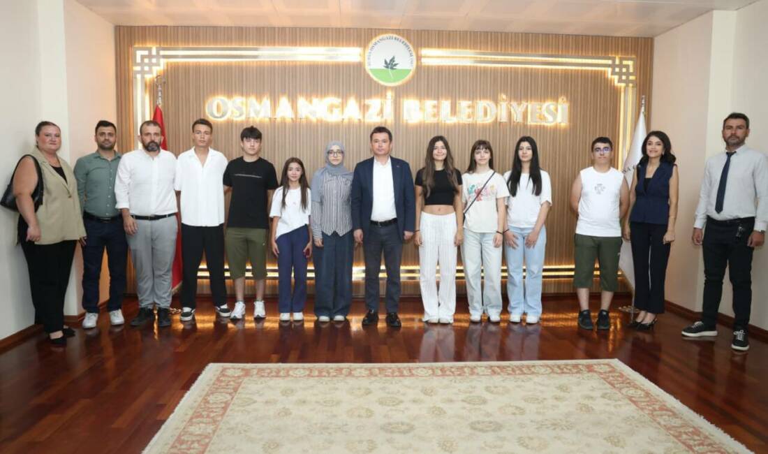 Başkan Erkan Aydın başarılı öğrencileri tebrik etti Osmangazi Belediyesi’nin eğitimde fırsat eşitliğini güçlendirmek amacıyla hayata geçirdiği ücretsiz