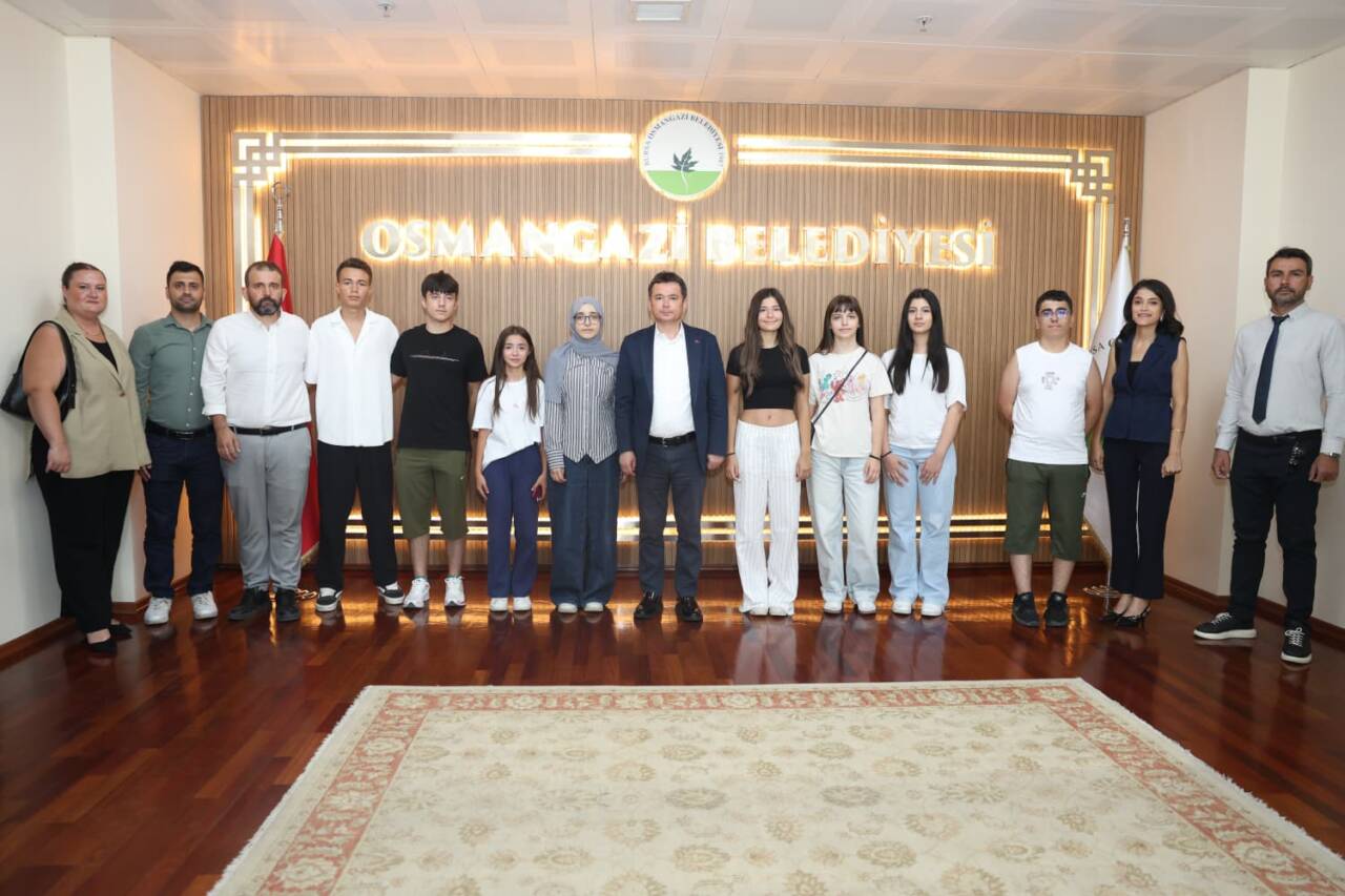 Başkan Erkan Aydın başarılı öğrencileri tebrik etti 4 Başkan Erkan Aydın başarılı öğrencileri tebrik etti