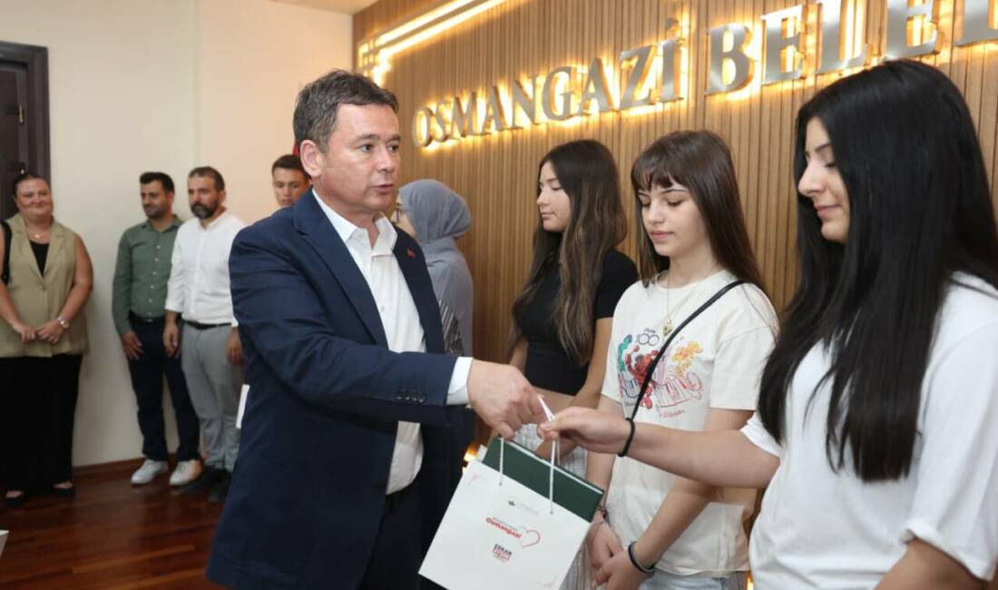 Bursa’da ücretsiz LGS kursu öğrencileri Başkan Aydın’la buluştu Osmangazi Belediyesi’nin eğitimde fırsat eşitliğini güçlendirmek amacıyla hayata geçirdiği ücretsiz