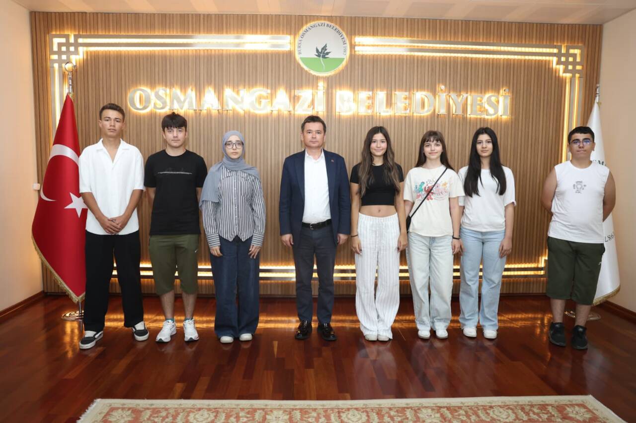 Başkan Erkan Aydın başarılı öğrencileri tebrik etti 3 Başkan Erkan Aydın başarılı öğrencileri tebrik etti