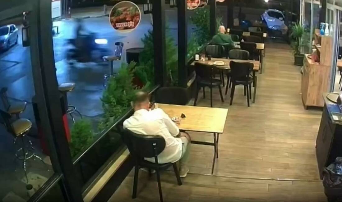 Lokantaya gidince hayatının şokunu yaşadı Kocaeli'nin Karamürsel ilçesinde kontrolden çıkan motosiklet, lokantaya girerek müşteriye çarptı.