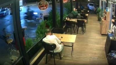 Lokantaya gidince hayatının şokunu yaşadı Kocaeli'nin Karamürsel ilçesinde kontrolden çıkan motosiklet, lokantaya girerek müşteriye çarptı.