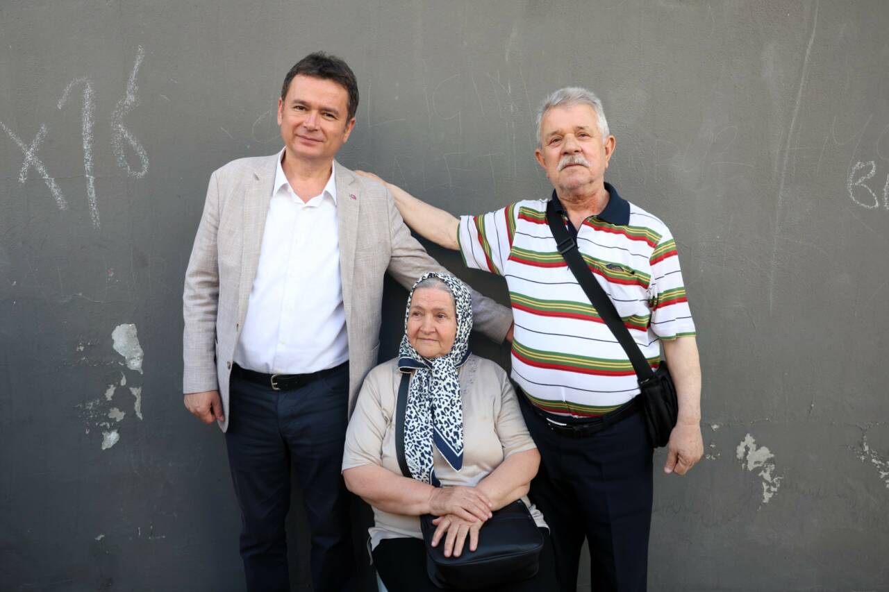 Bursa'da Başkan Aydın'dan sorunlara yerinde çözüm: O mahalleyi tek tek dinledi... 13 Başkan Erkan Aydın Gülbahçe'de Vatandaşlarla Buluştu (Görüntülü)