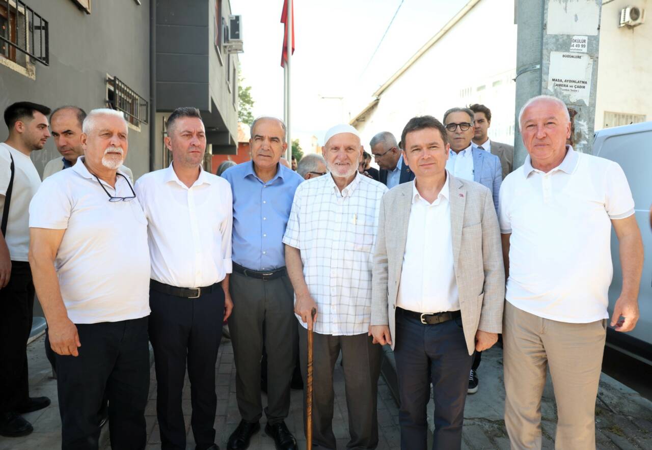 Bursa'da Başkan Aydın'dan sorunlara yerinde çözüm: O mahalleyi tek tek dinledi... 14 Başkan Erkan Aydın Gülbahçe'de Vatandaşlarla Buluştu (Görüntülü)