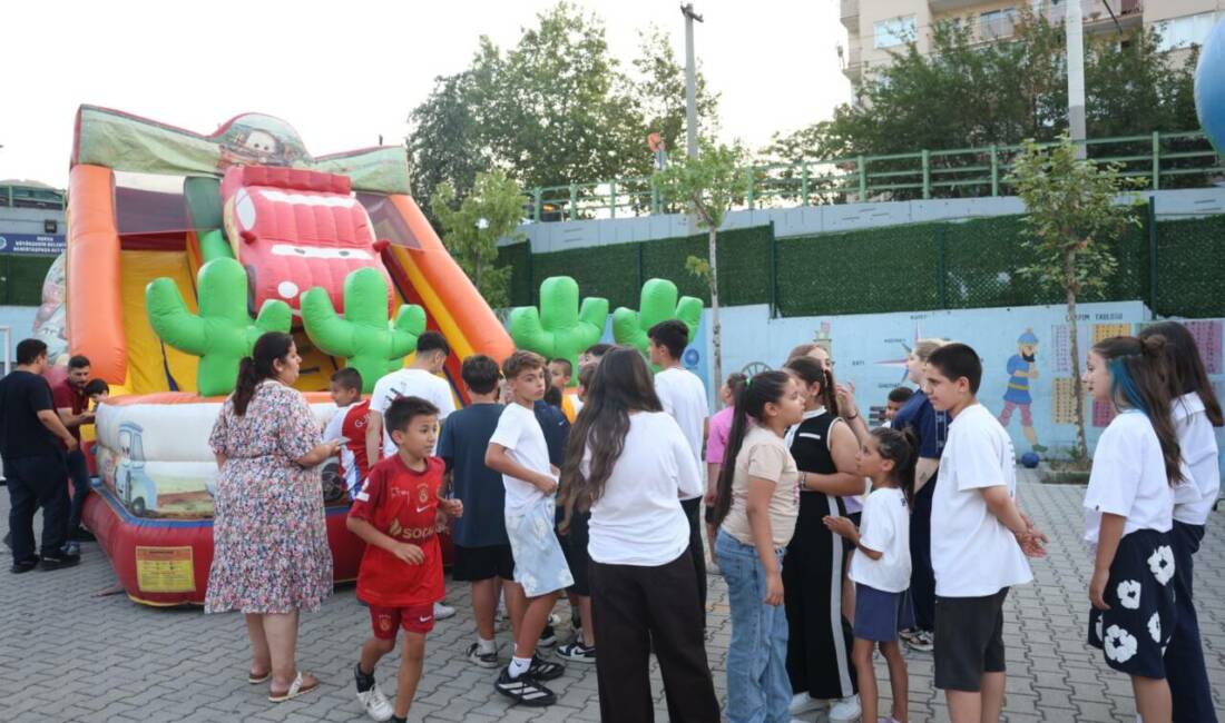 Bursa Osmangazi’de komşuluk bağları bu şenlikte güçlendi Osmangazi Belediyesi’nin Demirtaşpaşa ile Elmasbahçeler mahallelerinde düzenlediği Mahalle Şenliği, çocuklardan