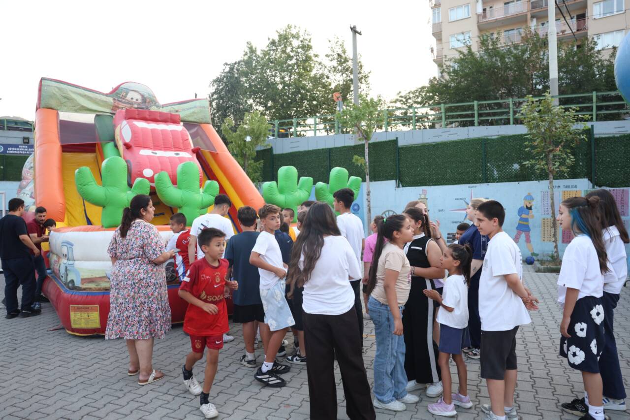 Bursa Osmangazi’de komşuluk bağları bu şenlikte güçlendi 6 Osmangazi’de Komşuluk Bağları Mahalle Şenliğinde Güçlendi
