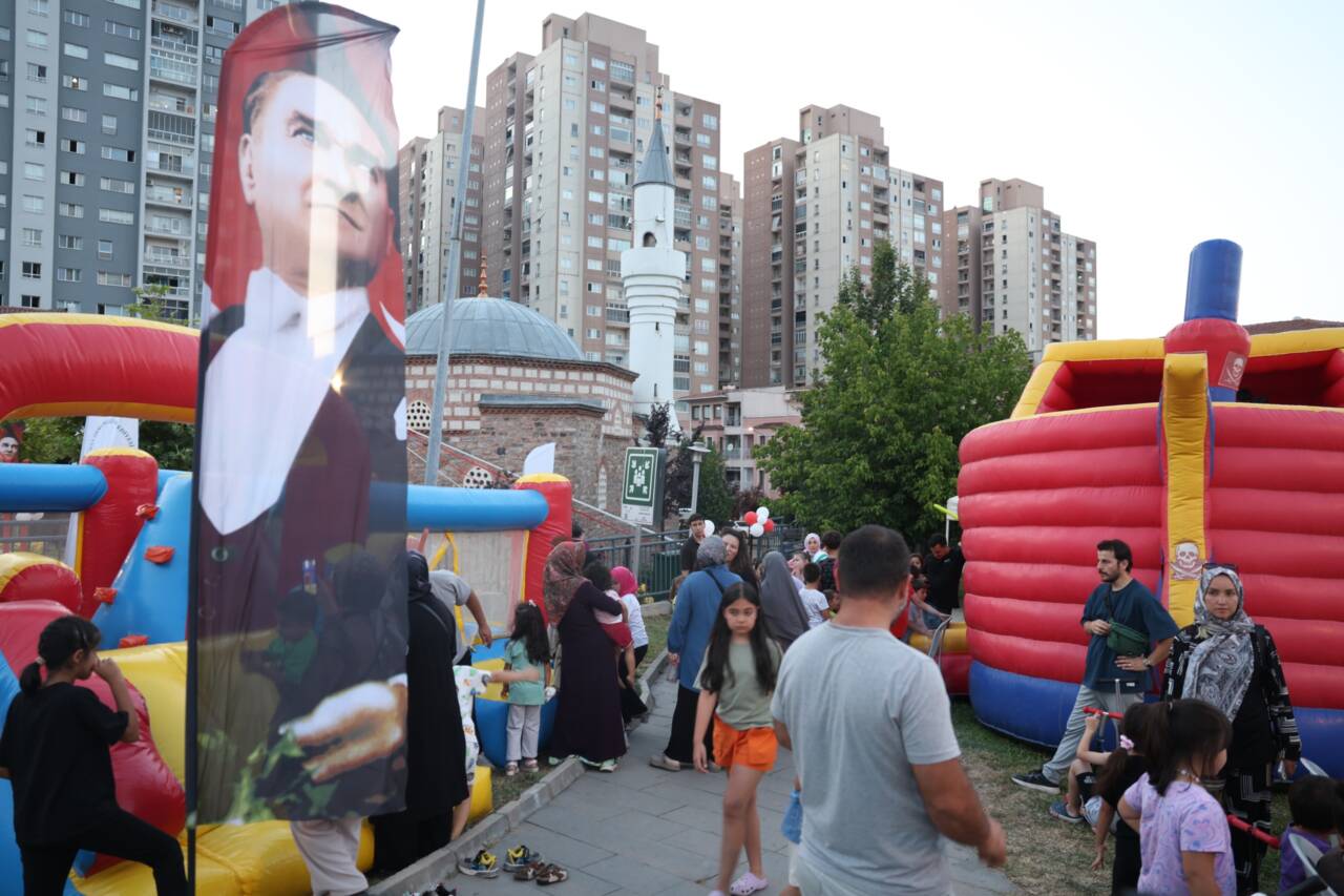 Bursa'nın göbeğinde yaz akşamı şenliği