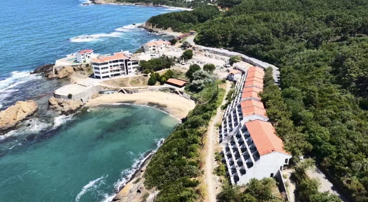 milli takimin kamp tesisiydi rivada talan edilen otel yikiliyor 53a16c7326ed