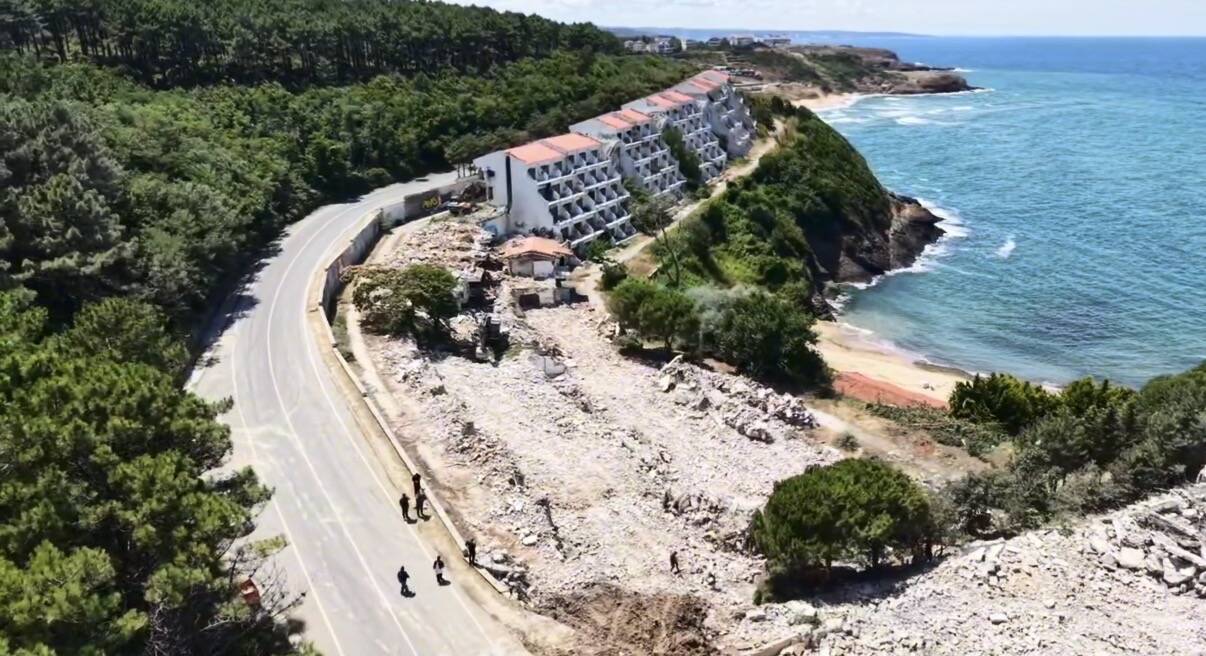 Milli takımın kamp tesisiydi: Riva’da talan edilen, otel yıkılıyor 5 milli takimin kamp tesisiydi rivada talan edilen otel yikiliyor 86915eb17229