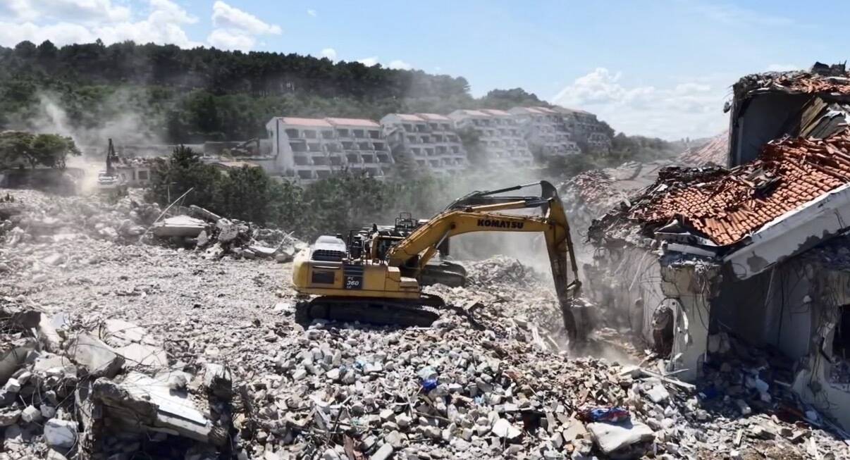 Milli takımın kamp tesisiydi: Riva’da talan edilen, otel yıkılıyor 2 milli takimin kamp tesisiydi rivada talan edilen otel yikiliyor 97c9b2feaab1