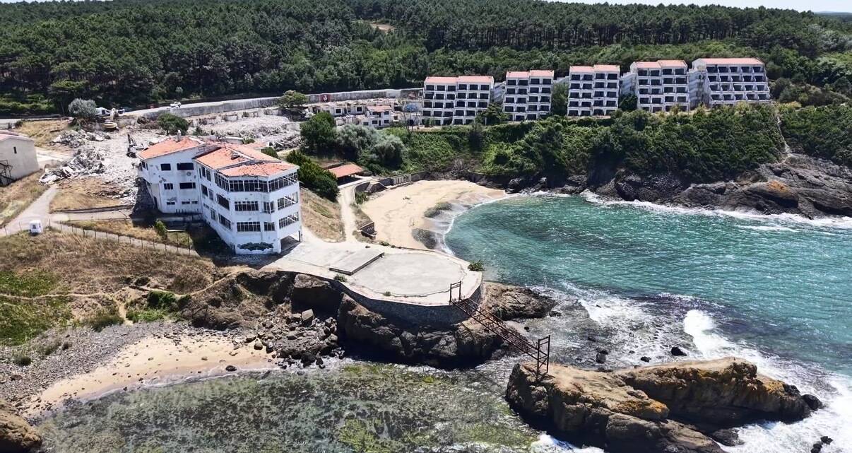 Milli takımın kamp tesisiydi: Riva’da talan edilen, otel yıkılıyor 1 milli takimin kamp tesisiydi rivada talan edilen otel yikiliyor b856be88feaa