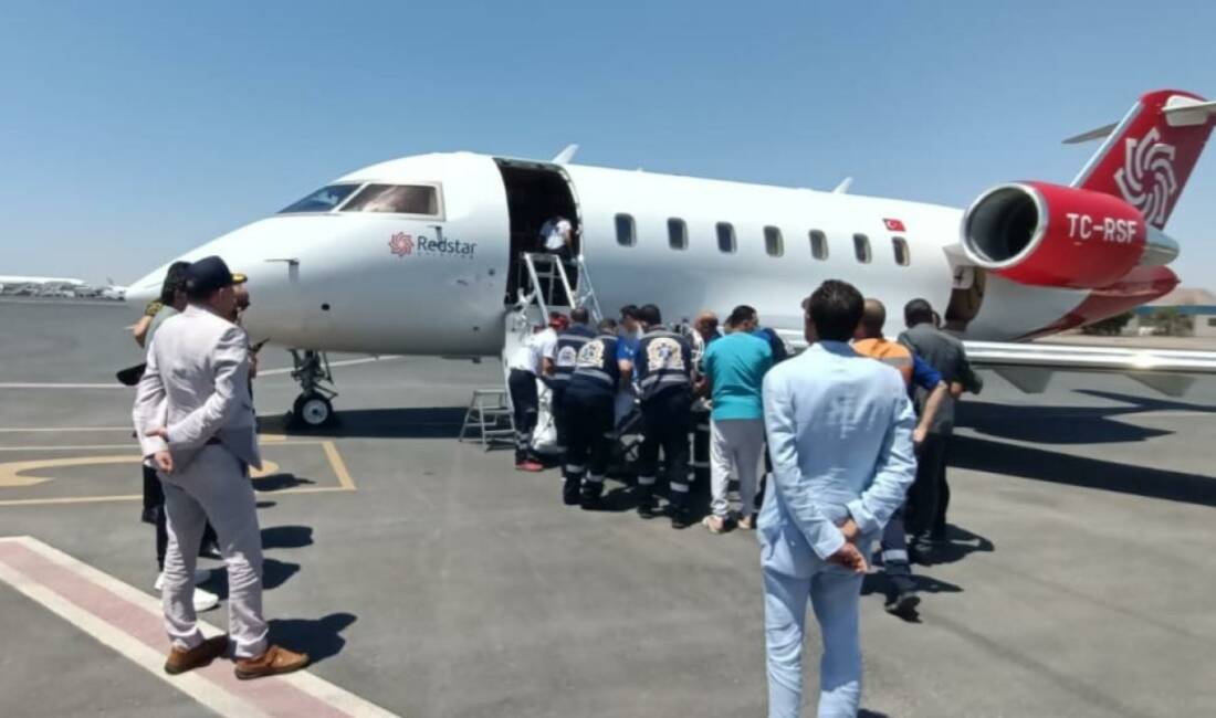 Mısır'da trafik kazası geçiren 3 Türk vatandaşı, hava ambulansıyla Türkiye'ye