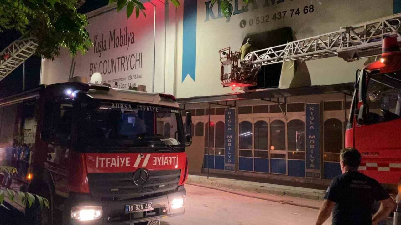 Bursa’da korkutan fabrika yangını! 1 mobilya fabrikasinda korkutan yangin aa149c2a6104