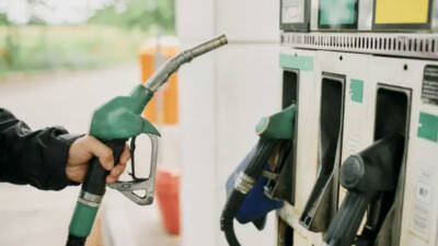 Akaryakıt ürünlerinden motorinin litre fiyatına indirim yapılması bekleniyor.
