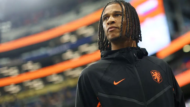 Fenerbahçe, Manchester City futbolcusu Nathan Ake ile sözleşme imzalandığını duyurdu.