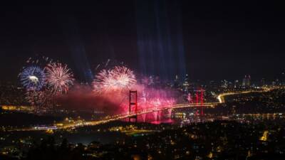 İstanbul Valiliği, kent genelinde havai fişek, işaret fişeği, meşale ile