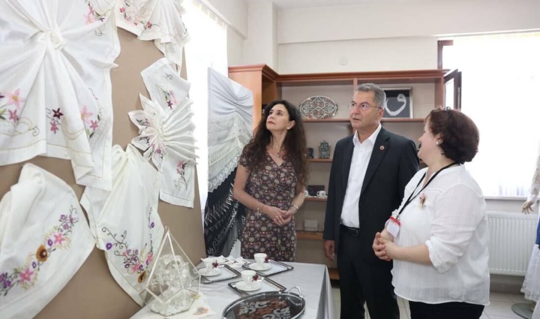 Osmangazi Belediyesi’nin Namık Kemal Mahallesi OSMEK kurslarında eğitim alan kadın