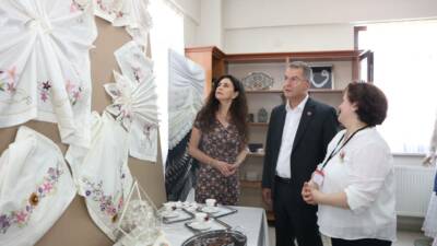 Osmangazi Belediyesi’nin Namık Kemal Mahallesi OSMEK kurslarında eğitim alan kadın