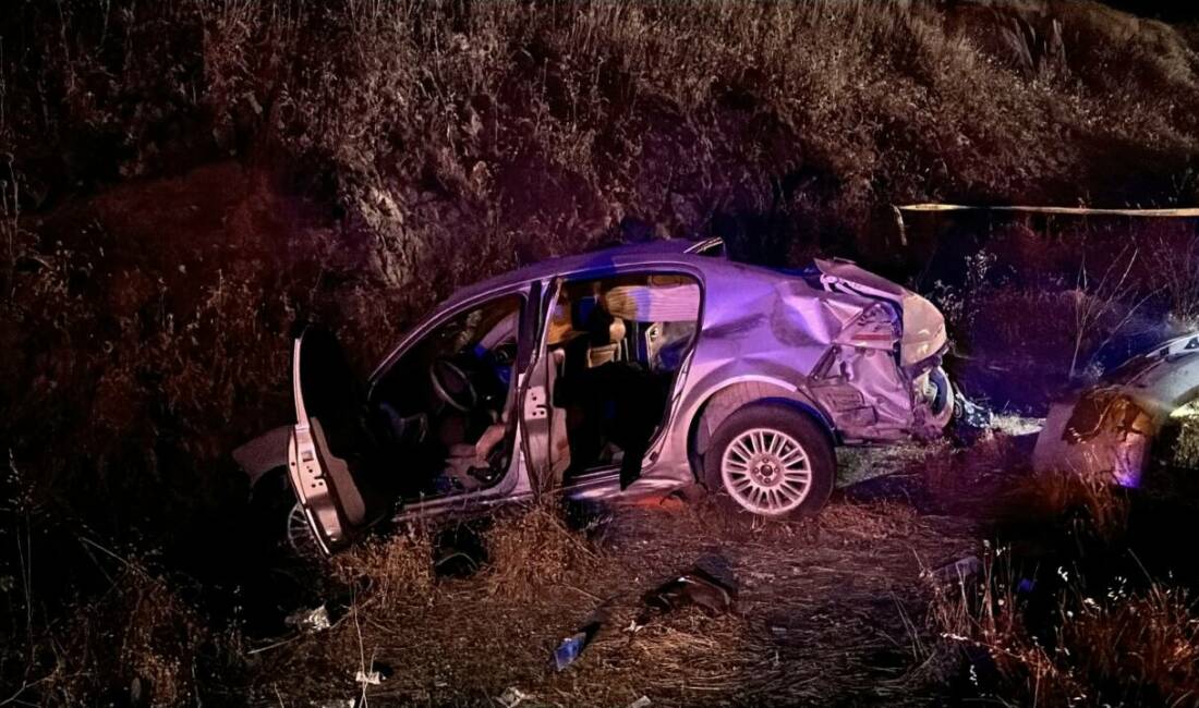 Şanlıurfa'nın Siverek ilçesinde şarampole devrilen otomobildeki 3 kişi hayatını kaybetti,