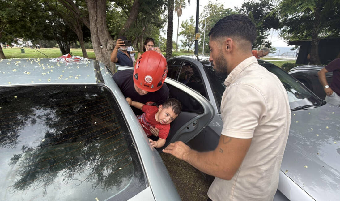 Otomobilde kilitli kalan 1 yaşındaki Firuz, bakın nasıl kurtuldu Antalya'da babasının arka koltuğa oturttuğu Firuz G. (1), elindeki anahtarın