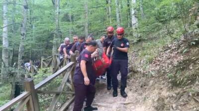 Bursa’nın İnegöl ilçesinde bulunan Oylat Şelalesi’nde dengesini kaybederek düşen kadın